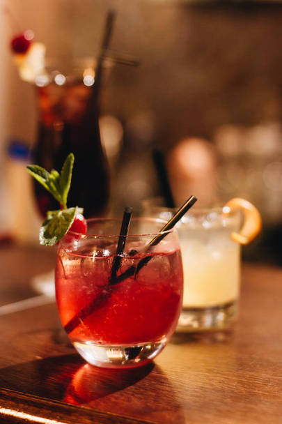 delizioso cocktail con cubetti di ghiaccio e cannucce nel bar
  - Foto, immagini