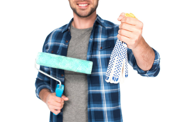 imagem cortada do homem segurando luvas de proteção e rolo de pintura isolado no fundo branco
  - Foto, Imagem