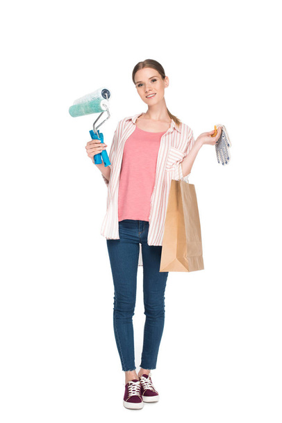 junge Frau mit Farbwalzen, Einkaufstasche und Schutzhandschuhen isoliert auf weißem Hintergrund  - Foto, Bild