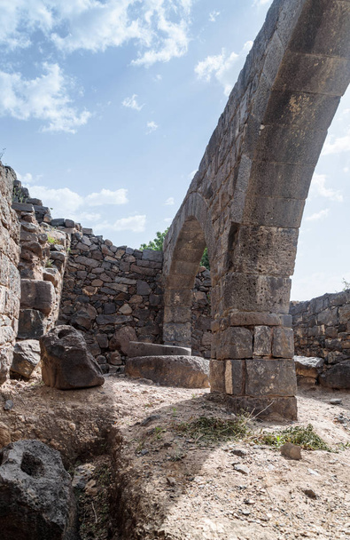 Остатки нефтеперерабатывающего завода на руинах древнего еврейского города Гамла на Голанских высотах, разрушенного армиями Римской империи в 67-м году нашей эры, Израиль
 - Фото, изображение