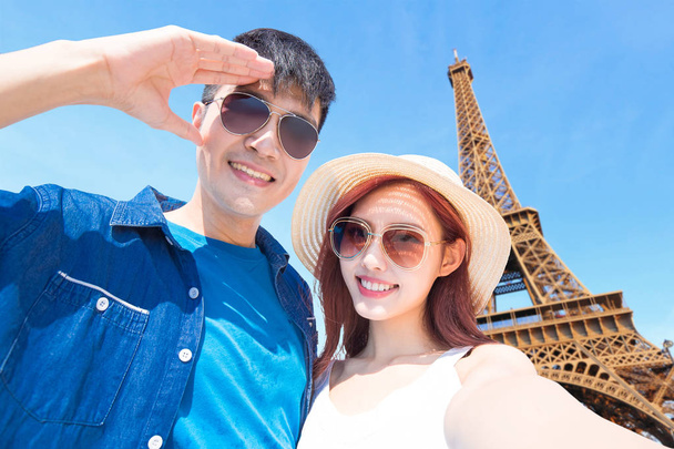 couple in Paris taking selfie happily  - Foto, immagini