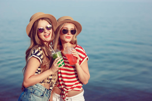two European girls have fun in the summer on the beach - Foto, imagen