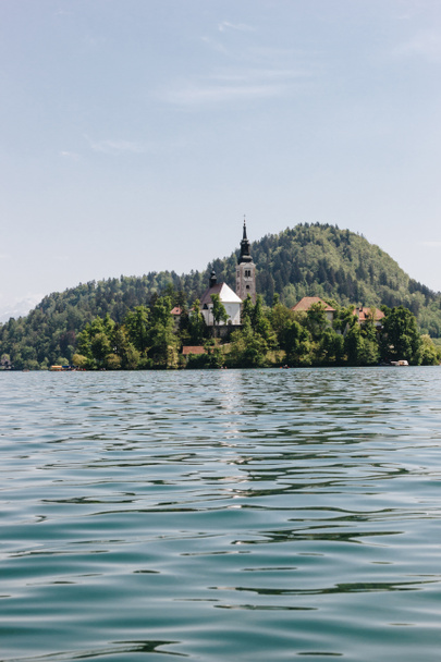 hermosa arquitectura y lago escénico en las montañas, sangró, slovenia
 - Foto, Imagen