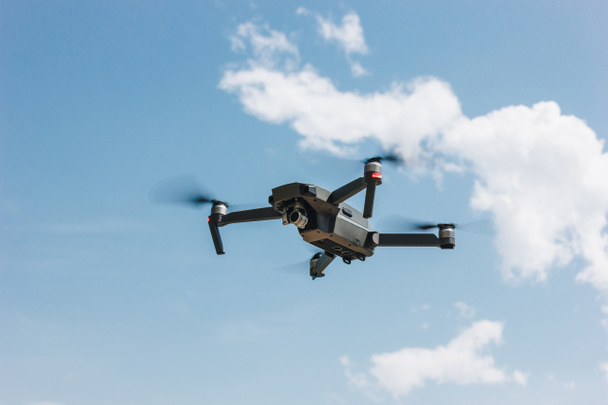 Un drone
 - Photo, image