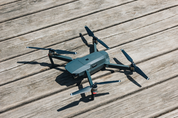 lähikuva quadcopter puupinnalla aurinkoisena päivänä
 - Valokuva, kuva