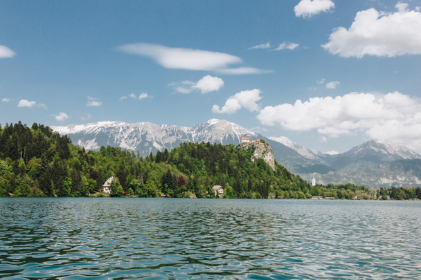 gyönyörű táj havas hegycsúcsok, zöld növényzet és a nyugodt tó bled, Szlovénia - Fotó, kép