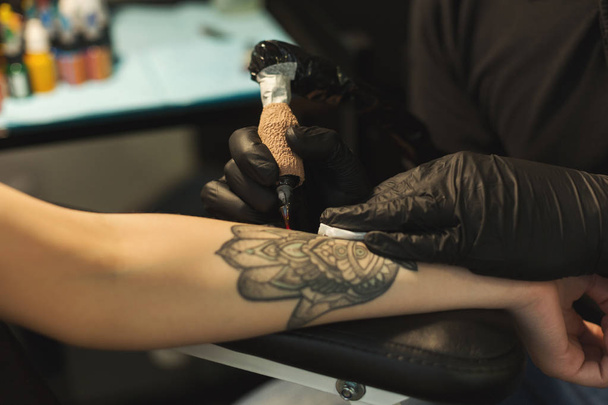 Profesional tatuaje artista hacer tatuaje en la mano
 - Foto, Imagen