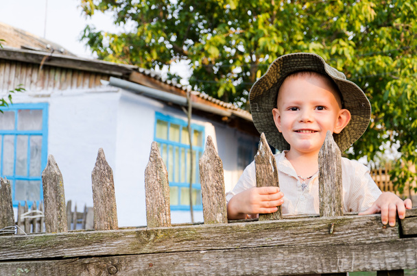 Сияющий маленький мальчик в летнем солнцезащитном шапке
 - Фото, изображение