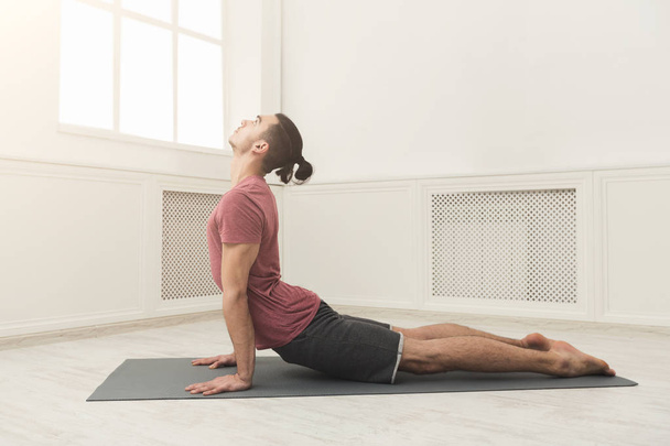 Hombre practicando yoga en el gimnasio
 - Foto, Imagen