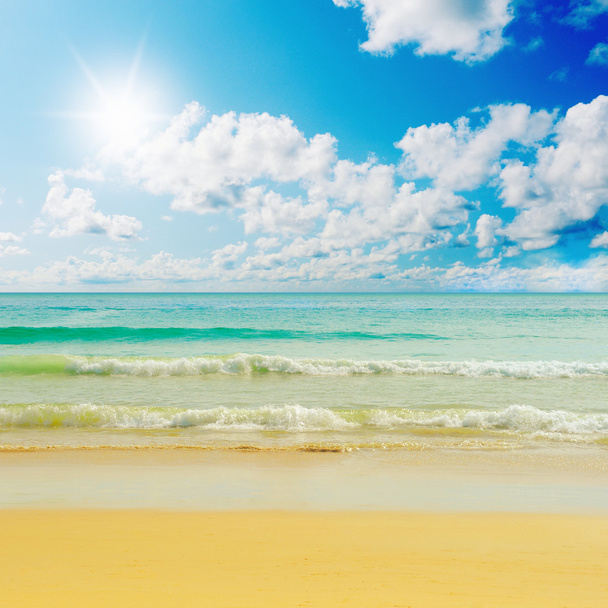 zonnige tropisch strand op het eiland - Foto, afbeelding