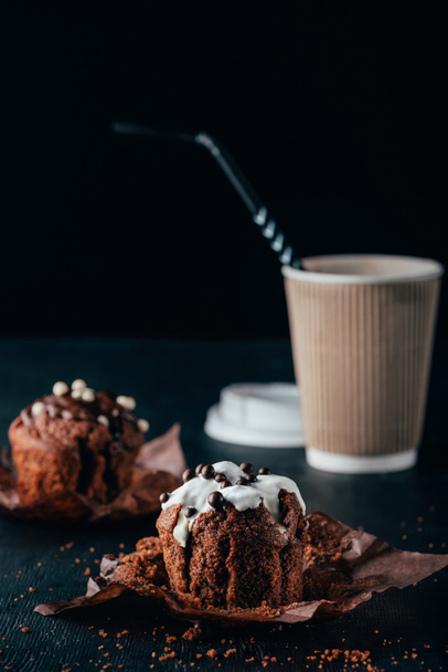 Sweet chocolate muffins with cup of coffee on table - Foto, afbeelding