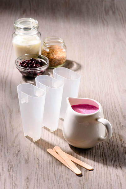Ingrediënten voor het koken van berry ice pops op houten achtergrond - Foto, afbeelding