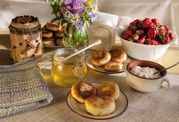 Cottage pancake, frittelle di cagliata con fragole di frutti di bosco freschi con fiori di margherita
 - Foto, immagini