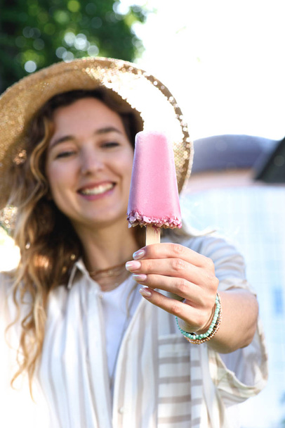 Frutas pop gelo na mão de mulher jovem
 - Foto, Imagem