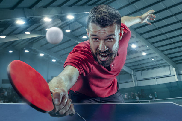 The table tennis player serving - Foto, Imagen