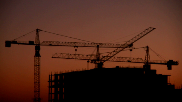 Будівництво багатоповерхівки на тлі сходу сонця, проміжок часу
  - Кадри, відео