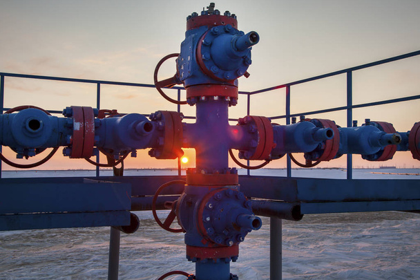 Нефтяная, газовая промышленность. Скважина и арматура клапанов  - Фото, изображение