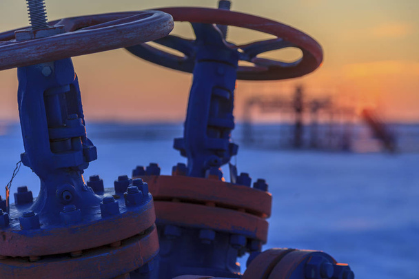 Petróleo, industria del gas. Grupo de cabezas de pozo y armadura de válvula  - Foto, imagen