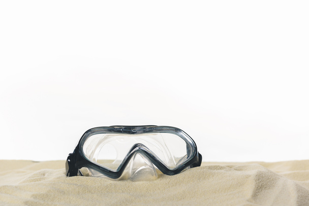 Máscara de mergulho na areia isolada no branco
 - Foto, Imagem