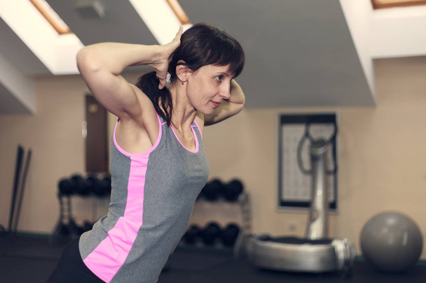 exercícios de fitness, uma mulher executa uma barra de exercício supino sobre os ombros, tonificado
 - Foto, Imagem