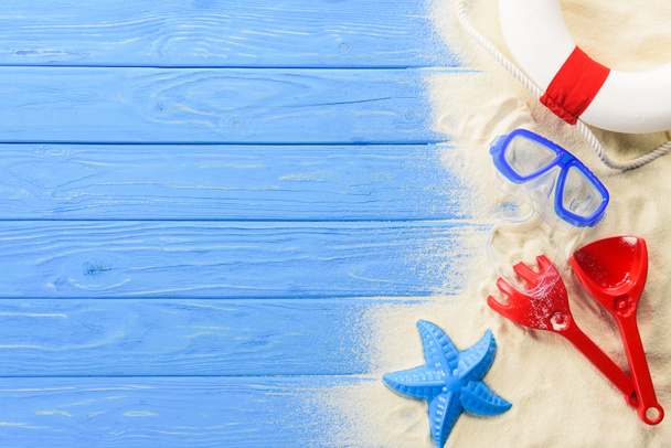 Nurkowania maska i plaży zabawki na niebieskim tle drewnianych - Zdjęcie, obraz