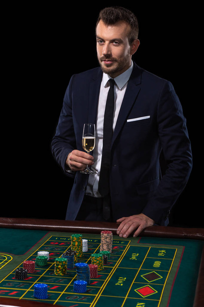 Sázky gambler hraje na ruletového stolu. Riskantní zábavy hazardních her - Fotografie, Obrázek