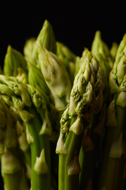 close-up shot of asparagus bunch isolated on black - Foto, afbeelding