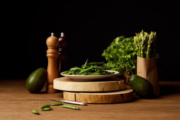 row green vegetables on wooden surface - 写真・画像