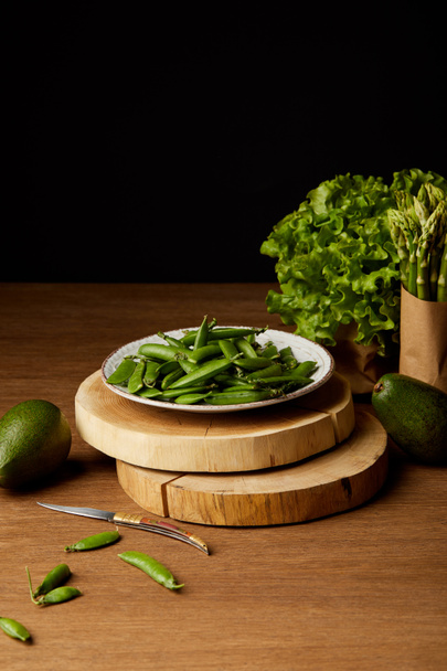verse groene groenten op houten tafelblad - Foto, afbeelding