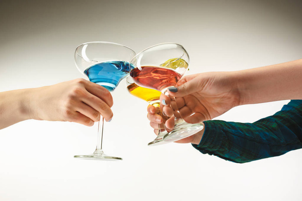 Uros ja naaras kädet eksoottisia cocktaileja
 - Valokuva, kuva