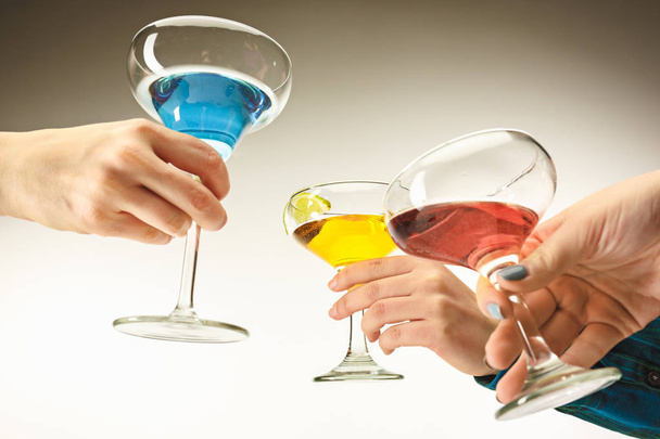 The male and female hands with exotic cocktails - Foto, afbeelding