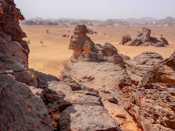 A Ennedi-fennsík északkeleti részén Csád, Ennedi-Ouest és a Ennedi-Est, a régióban található egy homokkő védőbástya a Szahara közepén - Fotó, kép
