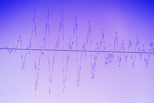 Fali dźwiękowej sound studio do edycji dźwięków pokazy ekranu programu komputera na ekranie z wokalna voiceover. - Zdjęcie, obraz