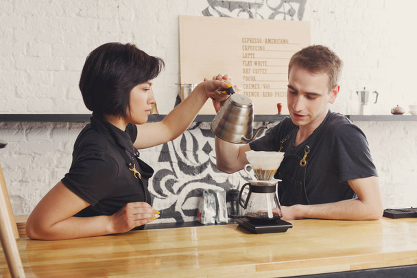 Bartenders masculinos e femininos preparando café fresco
 - Foto, Imagem