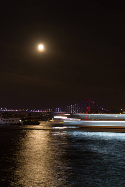 Super Błękitna krew księżyc nad cieśniną Bosfor w Stambule, Turcja - Zdjęcie, obraz