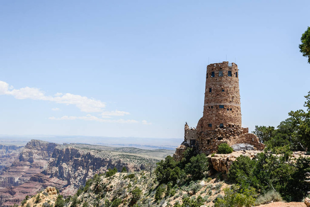 Observation sivuston Desert View ja antiikin Navajo torni. Iltaa Grand Canyonin yllä Arizonassa.
 - Valokuva, kuva