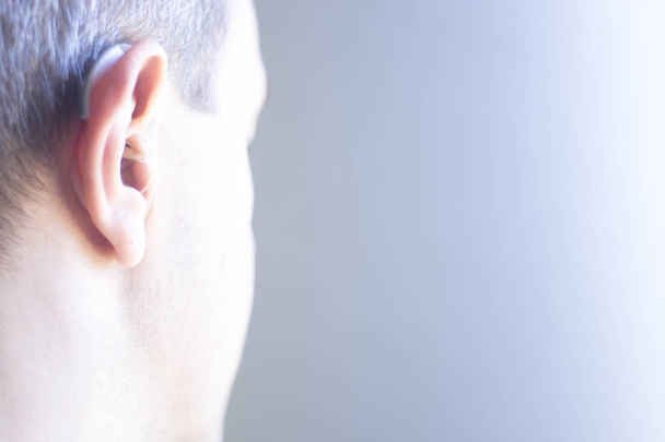 Aparelho auditivo digital moderno no ouvido para surdez e pacientes com dificuldades auditivas. - Foto, Imagem