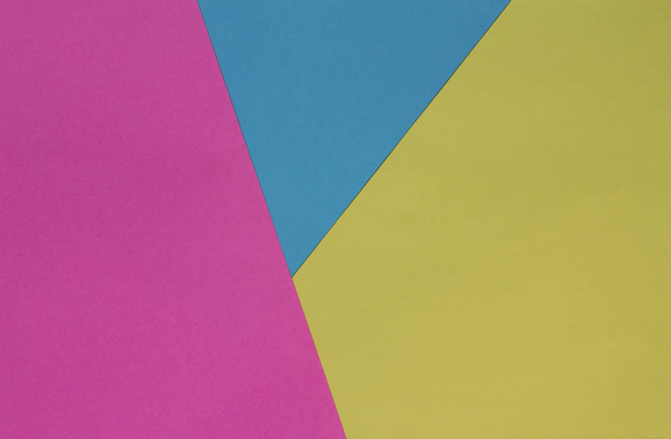 Creative geometrické papírové pozadí. Růžové, modré, žluté barvy. Abstrakce. Šablona. Pohled shora. - Fotografie, Obrázek