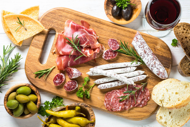 Antipasto gastronomia - carne, formaggio e olive
. - Foto, immagini