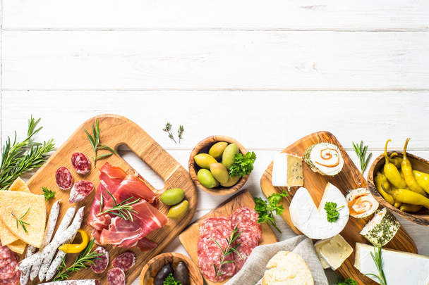 Antipasto delicatessen - meat, cheese and olives. - Foto, afbeelding