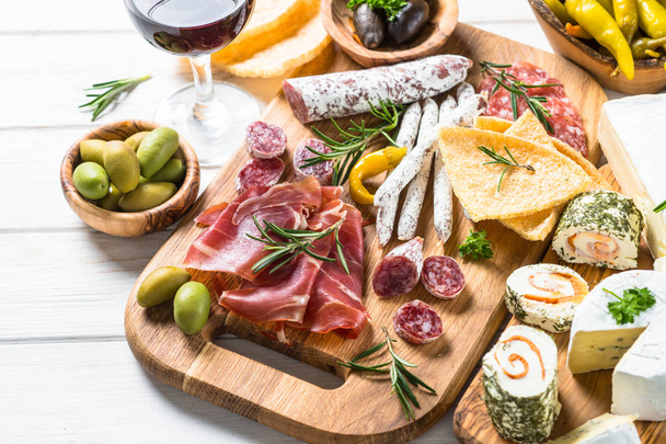 Antipasto delicatessen - carne, queijo e vinho
. - Foto, Imagem