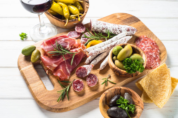 Antipasto delicatessen - vlees, kaas en wijn. - Foto, afbeelding
