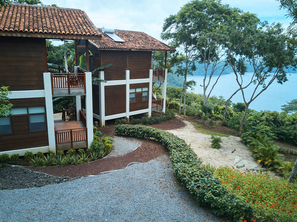 Casas de hotel en fondo tropical natural
 - Foto, Imagen
