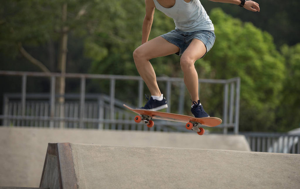 Cropped image of skateboarder skateboarding on skatepark ramp - Foto, Imagen