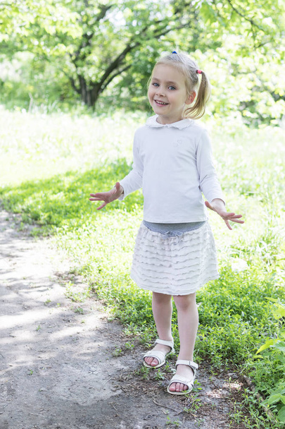 Portrait of beautiful girl in the park - Zdjęcie, obraz