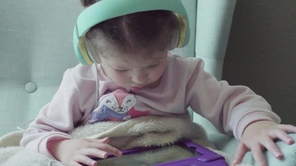 Kislány olvashatnak egy könyvet a tabletta - Felvétel, videó