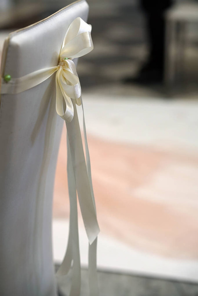 stoel voor de huwelijksceremonie met kopie ruimte ingericht - Foto, afbeelding