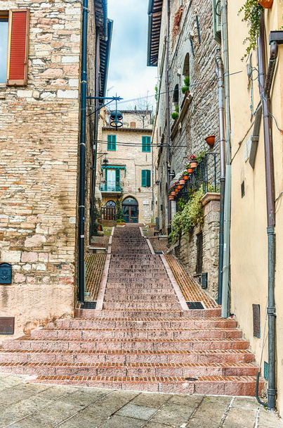 Procházky v malebných a starobylých ulicích Assisi, jednoho z nejkrásnějších středověkých měst ve střední Itálii - Fotografie, Obrázek