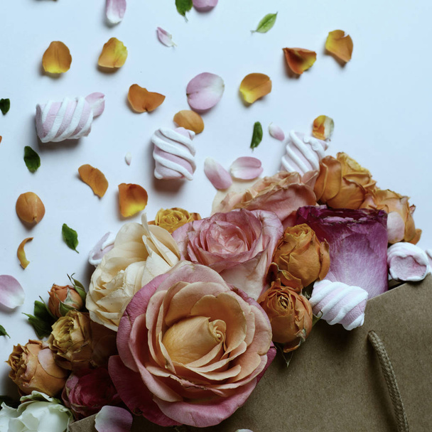 Élő Rózsa virágok keret. Gyönyörű virágos háttér. Vintage szűrt sablon szöveg tavaszi kreatív ünnepek. - Fotó, kép