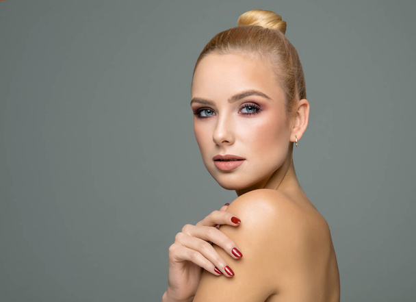 Beauty portrait of female face with natural clean skin - Fotografie, Obrázek
